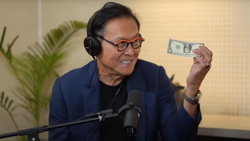 الخبير المالي روبرت كيوساكي: لو امتلكت 100$ سأستثمرها في الفضة لتصل قيمتها 500$ خلال عام