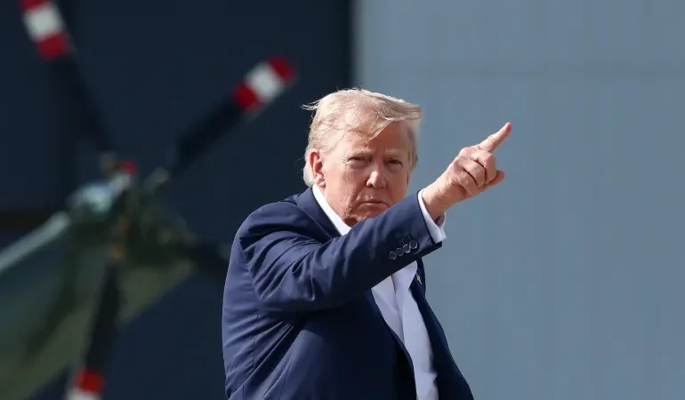 ترامب يثير الجدل بصورة بالزي العسكري: “أحب رائحة الترحيل في الصباح”