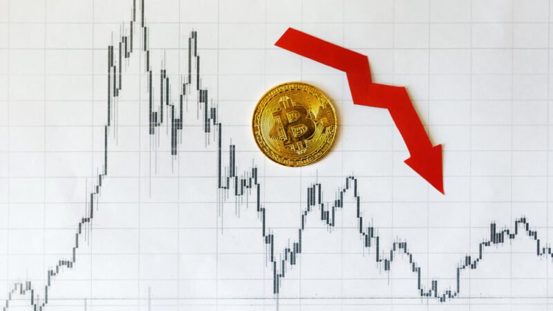 بنك ستاندرد تشارترد يحذر: انخفاض سعر بيتكوين دون 100 ألف دولار بات أمراً لا مفر منه