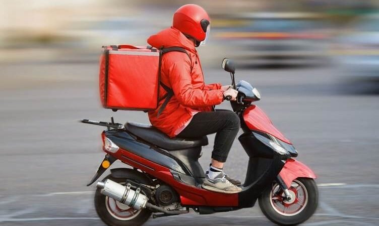 لجنة حكومية توصي بتأسيس نقابة عامة لعمال التوصيل بالتنسيق مع وزارة العمل