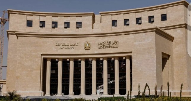 البنك المركزي المصري يفرض غرامة قياسية على بنك أبو ظبي الأول بقيمة مليار جنيه