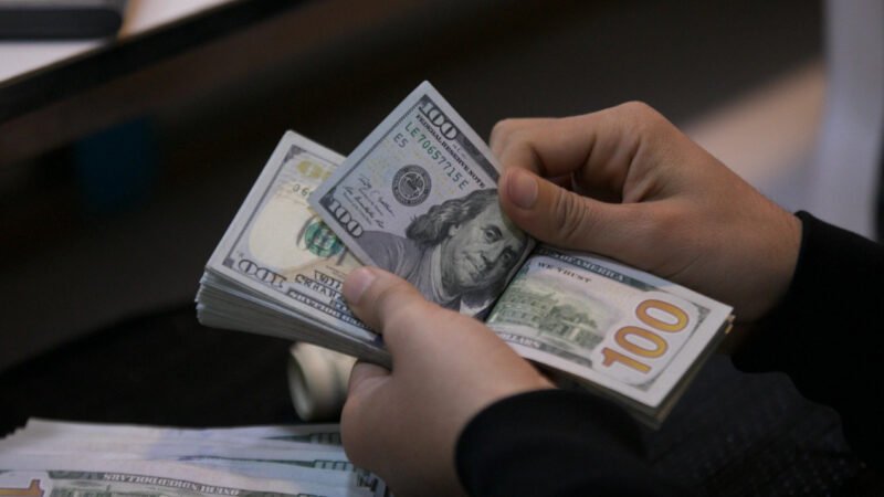 الدولار يسجل ارتفاعاً مقابل الدينار العراقي في الأسواق المحلية