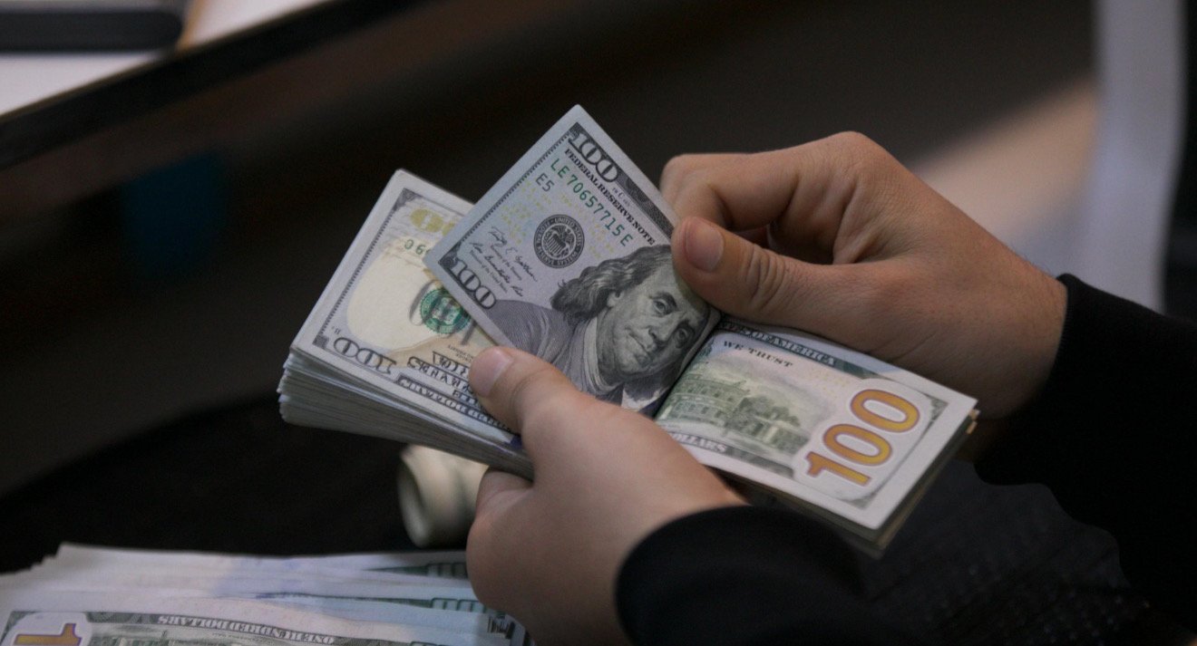 الدولار يسجل ارتفاعاً مقابل الدينار العراقي في الأسواق المحلية