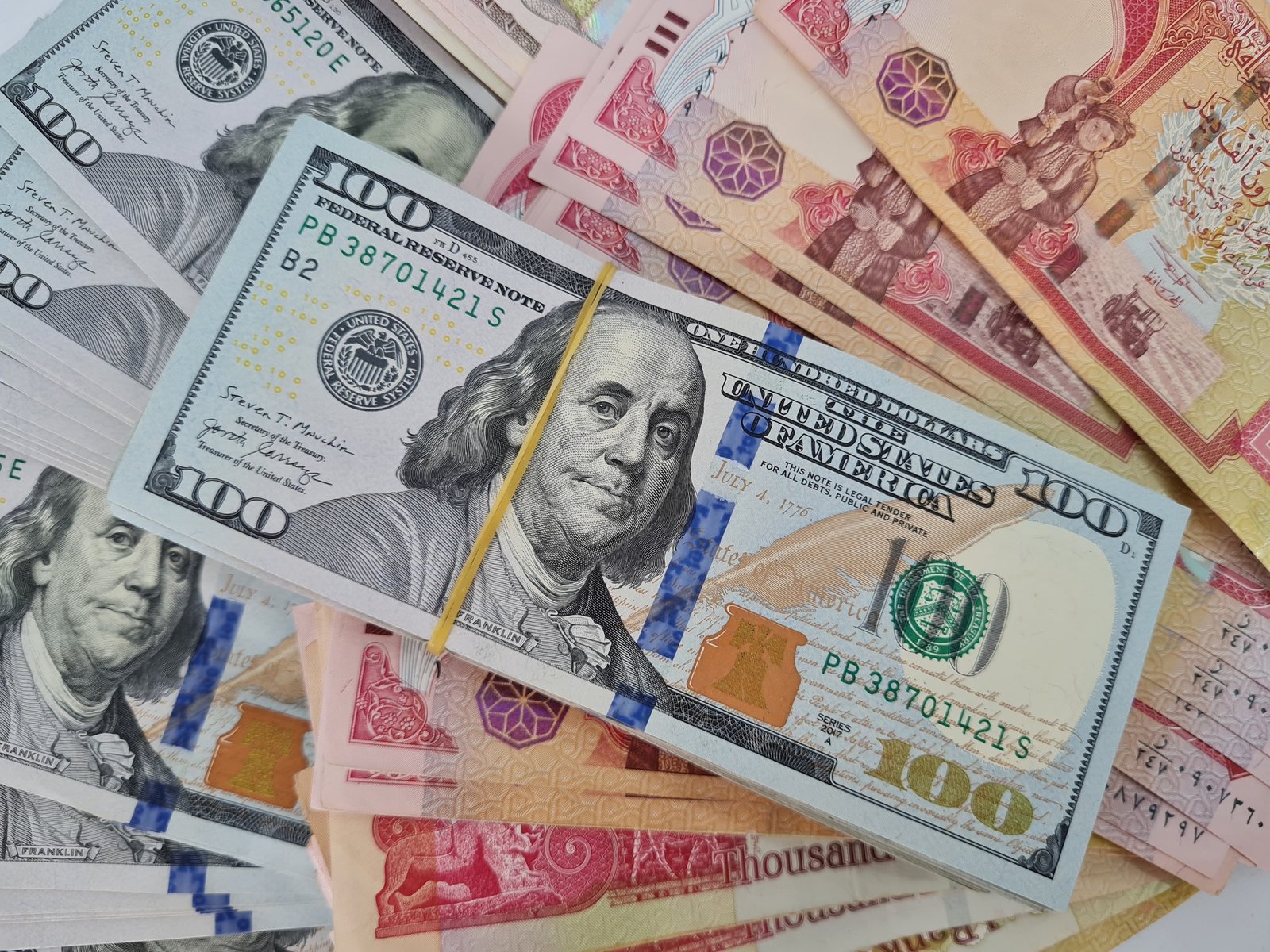 انخفاض أسعار الدولار في بغداد وأربيل مع إغلاق البورصات