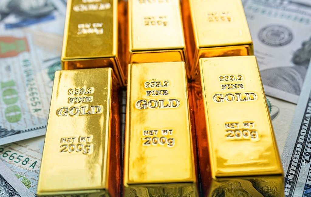 استقرار أسعار الذهب مع بداية الأسبوع متأثرة بارتفاع الدولار