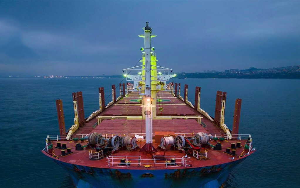 النفط يرتفع بعد قرار ترامب فرض حصار كامل على ناقلات فنزويلا.