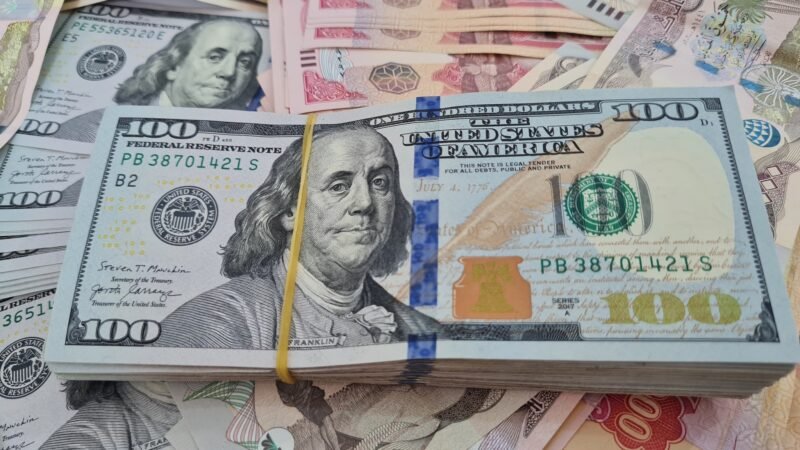 انخفاض أسعار صرف الدولار أمام الدينار العراقي.