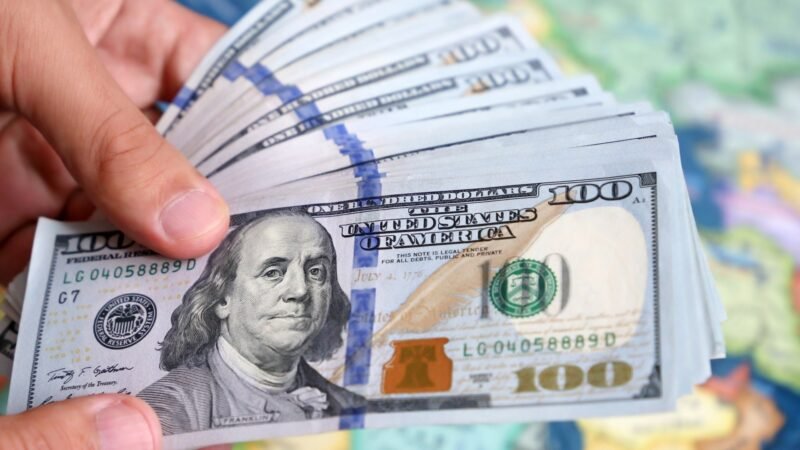 مستشار رئيس الوزراء: سعر الصرف الرسمي ثابت عند 1320 ديناراً ولا تأثير جوهري للتقلبات الأخيرة