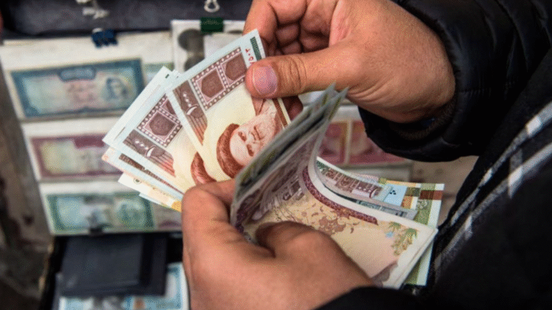 استمرار هبوط العملة الإيرانية والدولار يتجاوز 122 ألف تومان