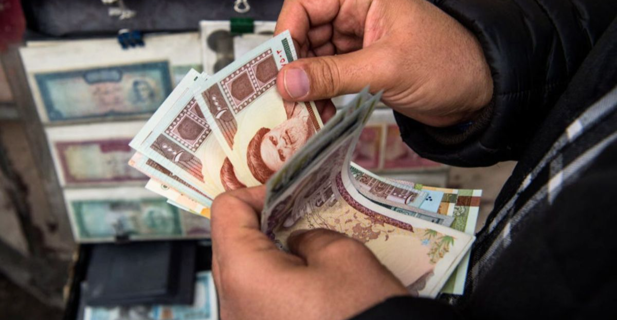 استمرار هبوط العملة الإيرانية والدولار يتجاوز 122 ألف تومان