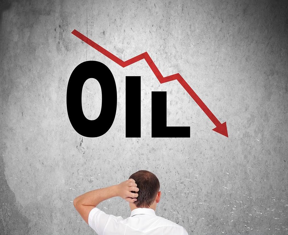 أسعار النفط تتجه لأكبر تراجع سنوي منذ 2020 وسط مخاوف نمو المعروض.