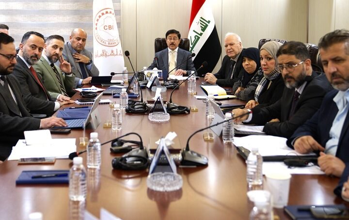محافظ البنك المركزي يبحث مع أوليفر وايمان تحسين التصنيف السيادي والائتماني للعراق.