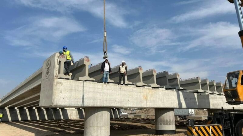 البدء بتنصيب الروافد الكونكريتية لمشروع مجسر أبو دشير في بغداد.