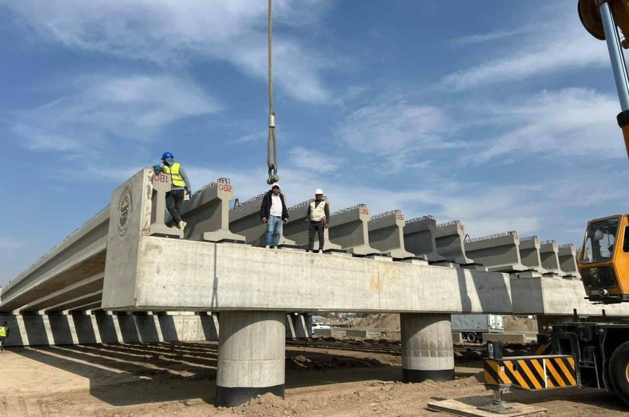 البدء بتنصيب الروافد الكونكريتية لمشروع مجسر أبو دشير في بغداد.