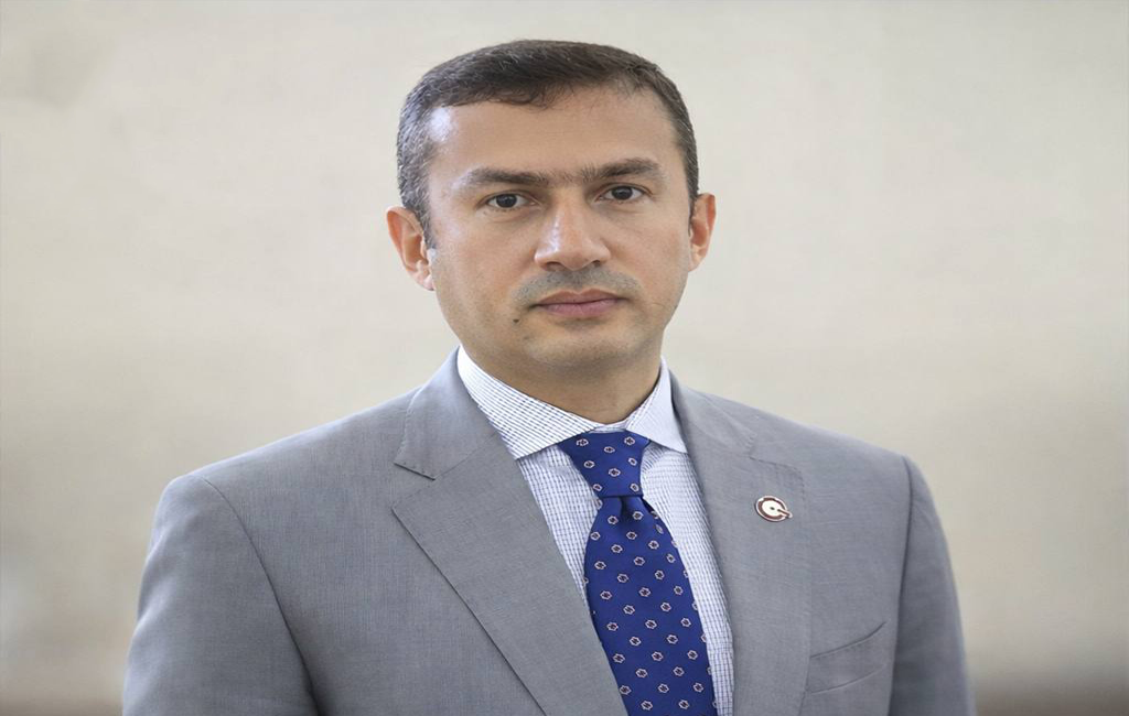 رئيس شركة كي يتكفل بإنشاء جسر لعبور الطلبة في إحدى مناطق الناصرية.