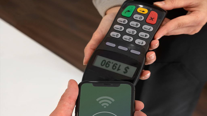 البنك المركزي المصري يطلق خدمة قبول المدفوعات اللاتلامسية عبر الأجهزة الذكية.