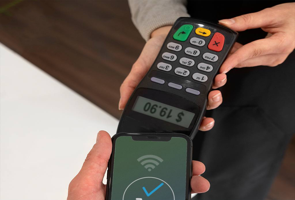 البنك المركزي المصري يطلق خدمة قبول المدفوعات اللاتلامسية عبر الأجهزة الذكية.