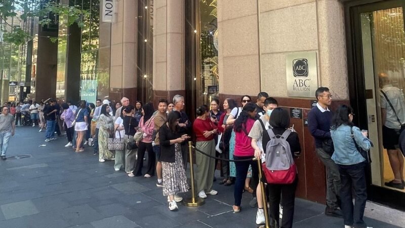 طوابير في سنغافورة وسيدني لشراء الذهب مع اقتراب نفاد الفضة من الأسواق.