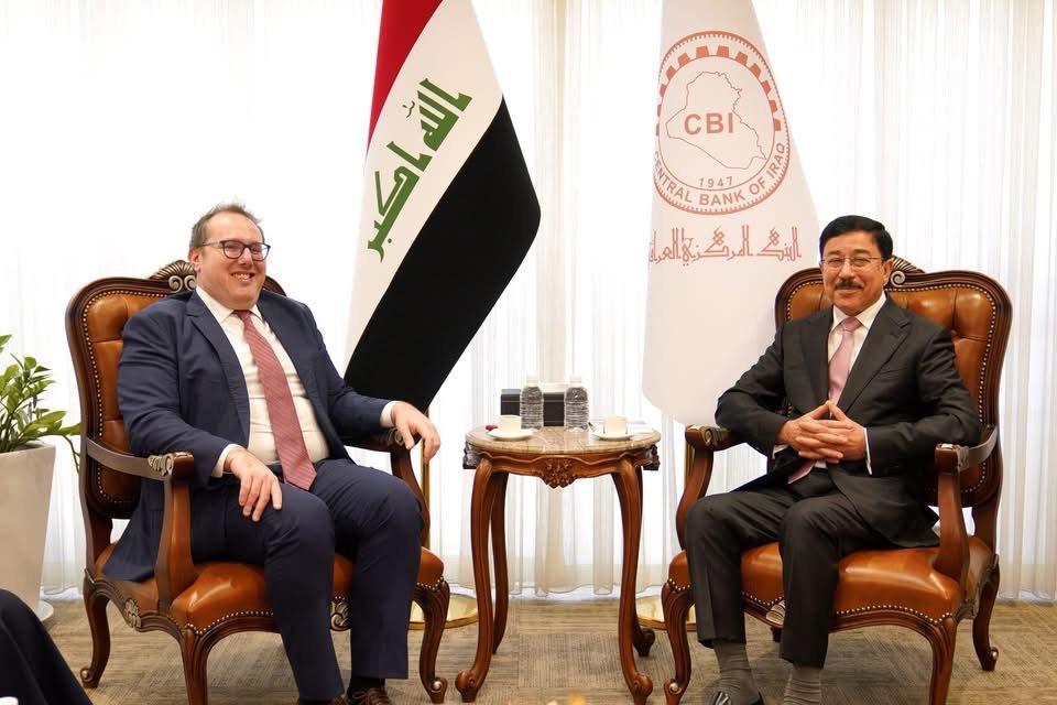 محافظ البنك المركزي يبحث مع القائم بأعمال السفارة الأميركية دعم الاستقرار النقدي.