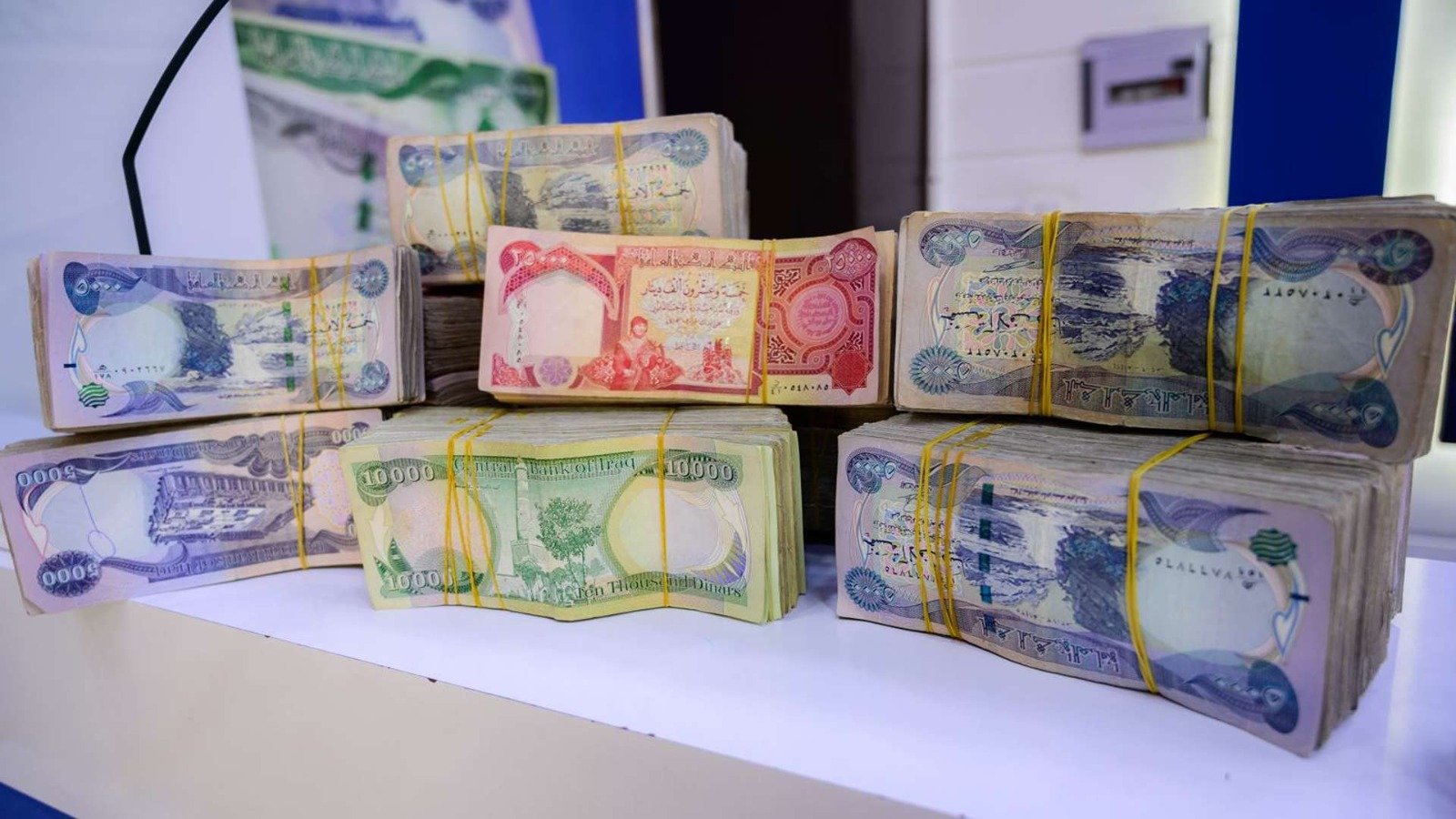 مظهر محمد صالح: الرواتب الشهرية للموظفين والمتقاعدين والرعاية تبلغ 8 تريليونات دينار.